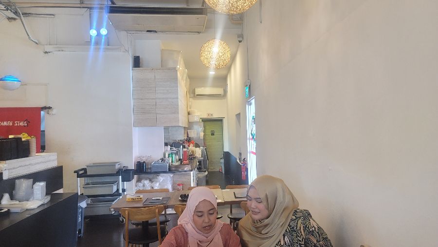 밝고 깔끔한 라멘 스톨 내부