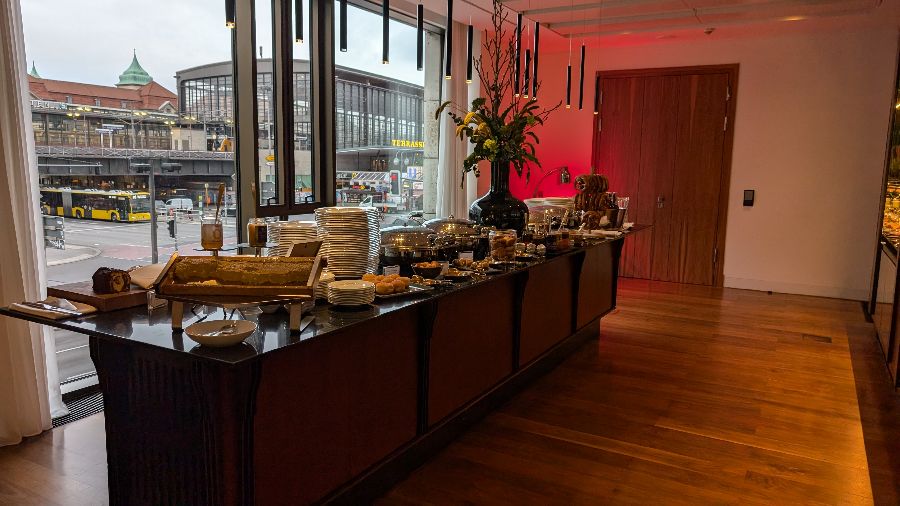 뷔페 테이블에 놓인 다양한 음식