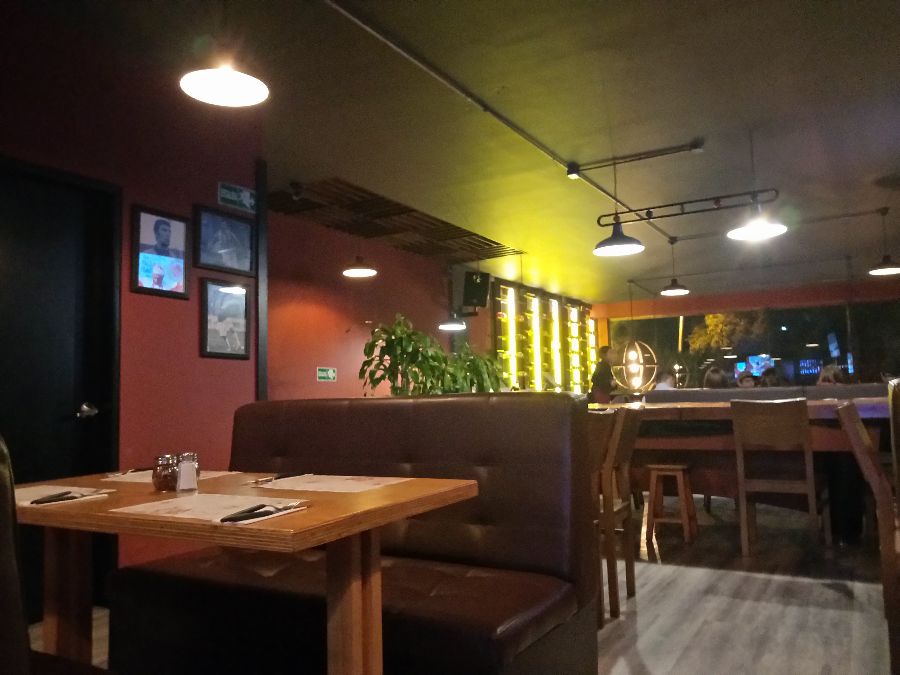 따뜻한 조명 아래 아늑한 테이블