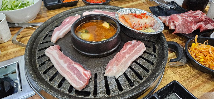 불판 위에 올려진 삼겹살