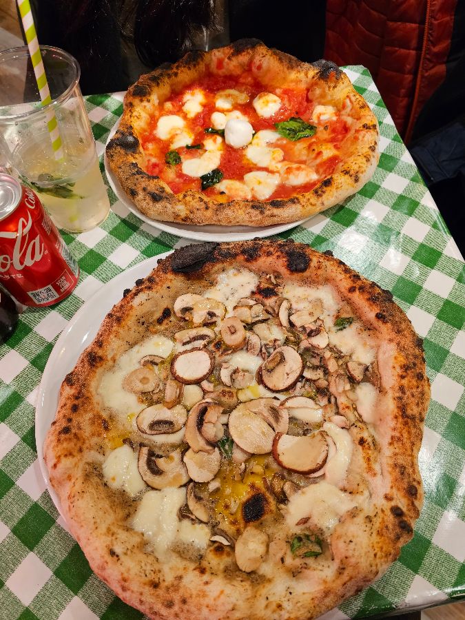 테이블 위에 놓인 두 판의 피자