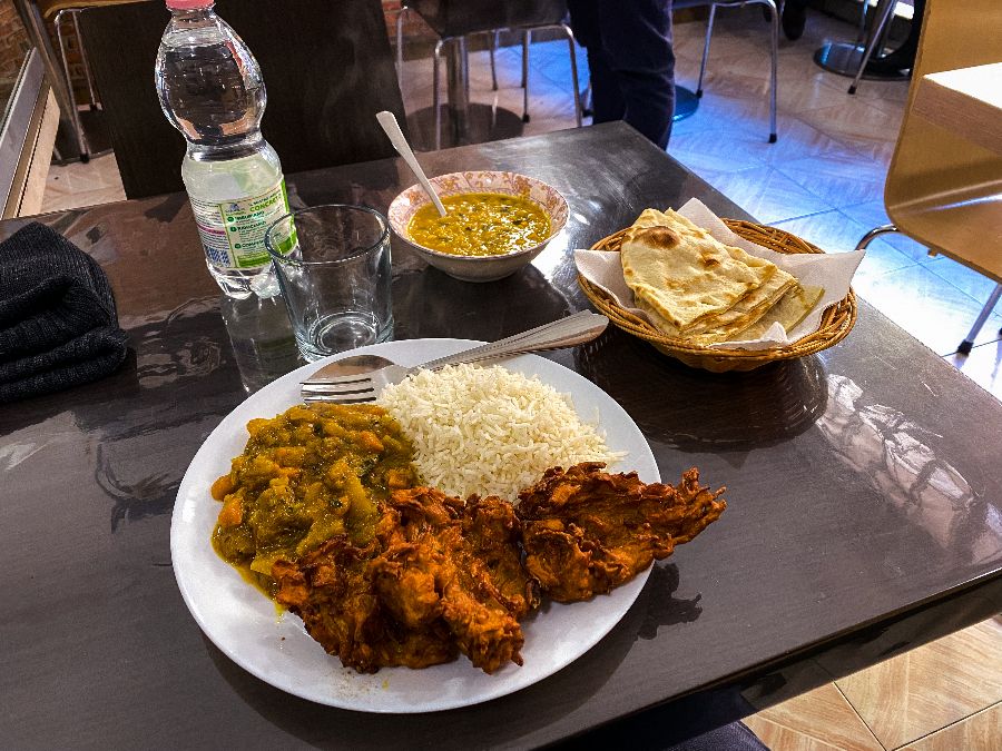 테이블 위에 놓인 음식