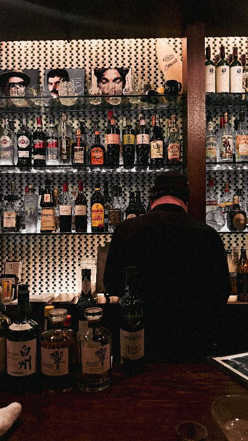 바텐더가 술을 제조하는 모습
