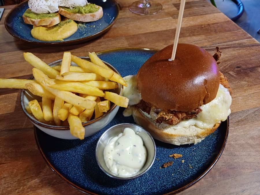 할루미 버거와 감자튀김이 함께 놓인 접시