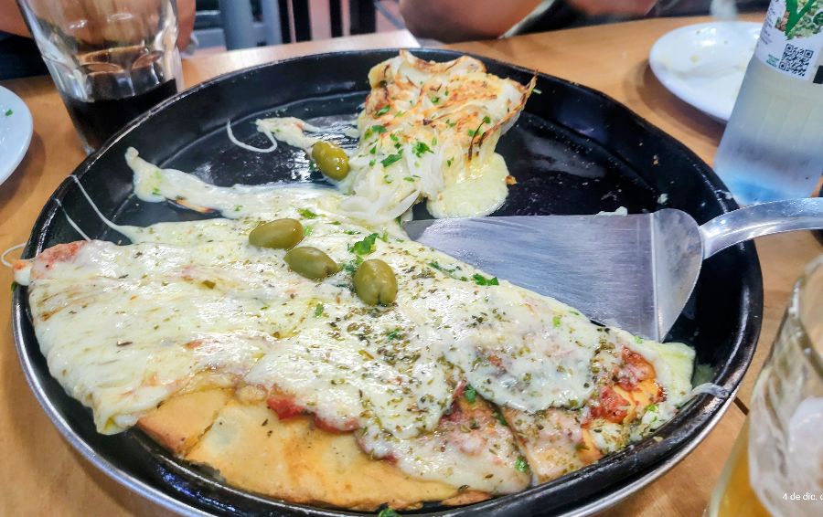 피자 위에 녹아내린 치즈와 올리브