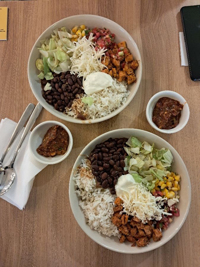 두 개의 부리토 볼과 사이드 살사