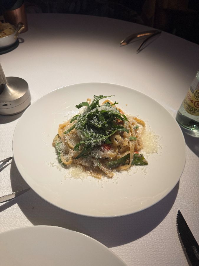 치즈와 루꼴라가 풍성하게 올라간 파스타