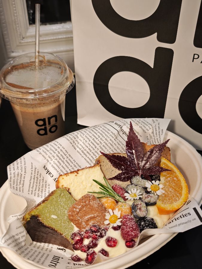 디저트 플래터와 음료