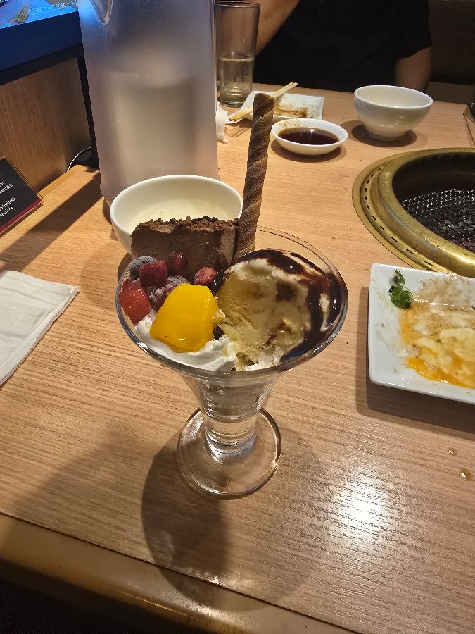 아이스크림과 과일, 브라우니가 담긴 달콤한 디저트 파르페