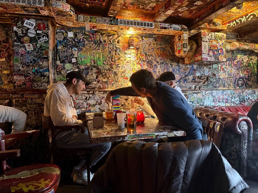 손님들이 즐거운 시간을 보내는 모습