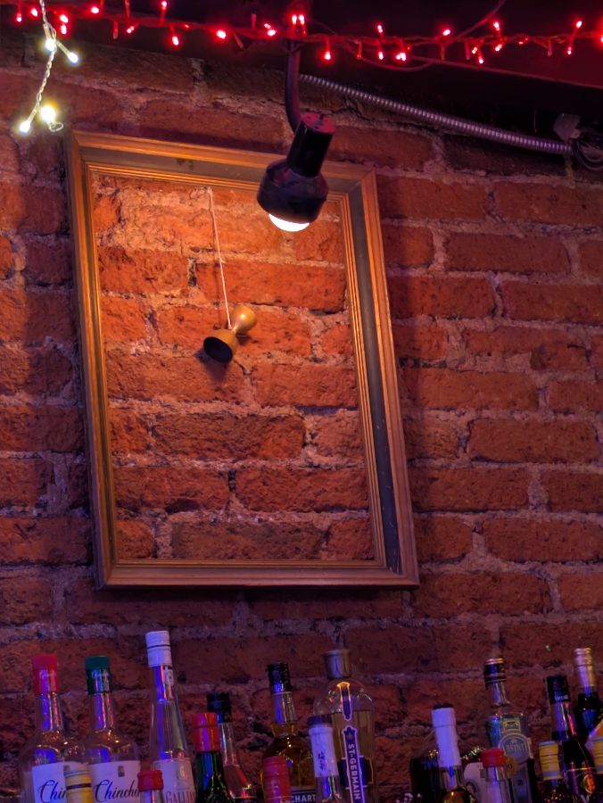 벽돌 벽에 걸린 액자와 조명