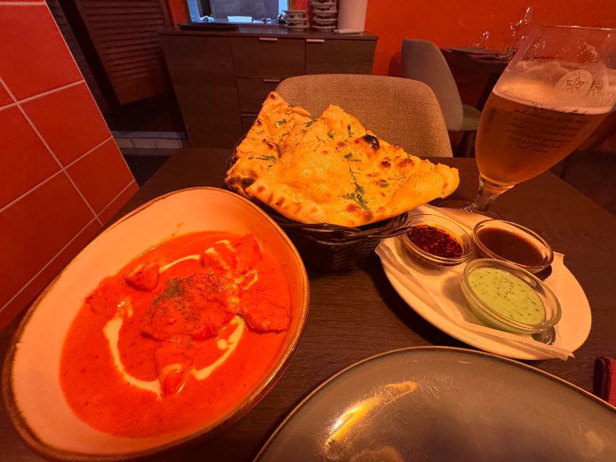 치킨 마살라와 갈릭 치즈 난