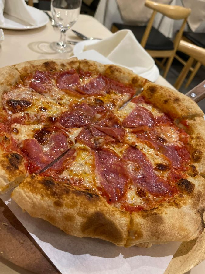 풍성한 페퍼로니 토핑의 피자