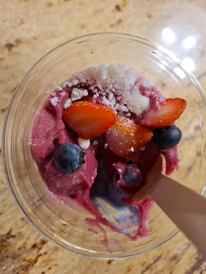 컵에 담긴 아이스크림과 과일 토핑