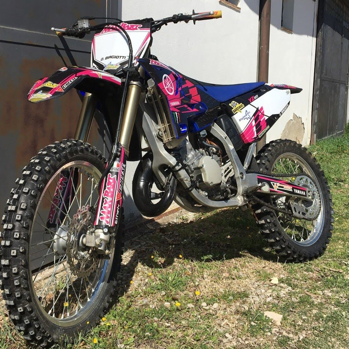 핑크색과 검은색의 모터크로스 오토바이