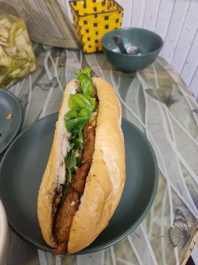 신선한 채소가 가득한 비건 반미