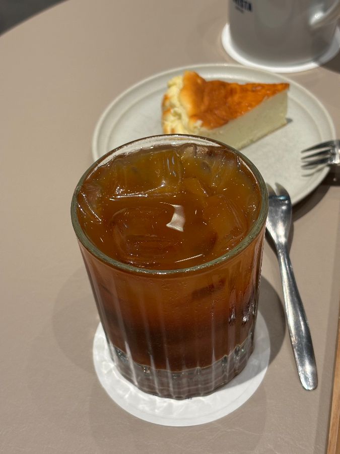 아이스 아메리카노와 바치케이크