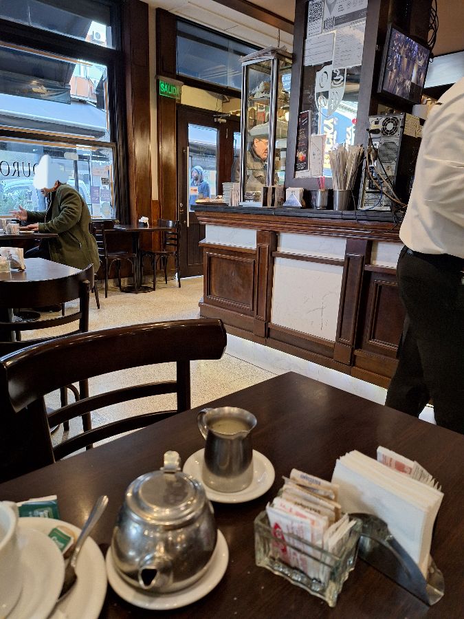 테이블 위에 놓인 커피 잔과 티슈