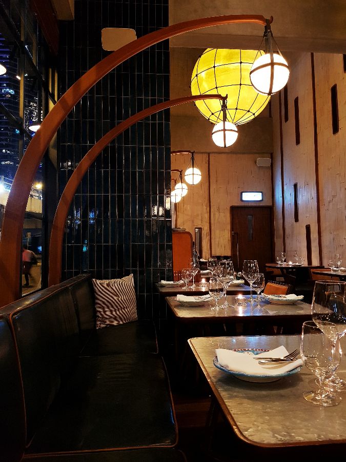 독특한 디자인의 조명이 인상적인 레스토랑 내부