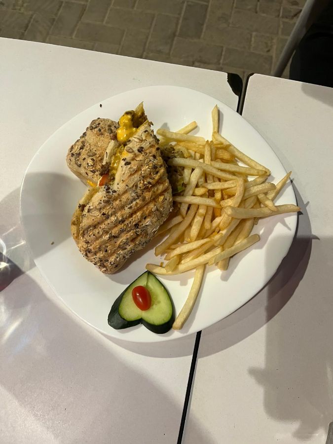 그릴 샌드위치와 감자튀김