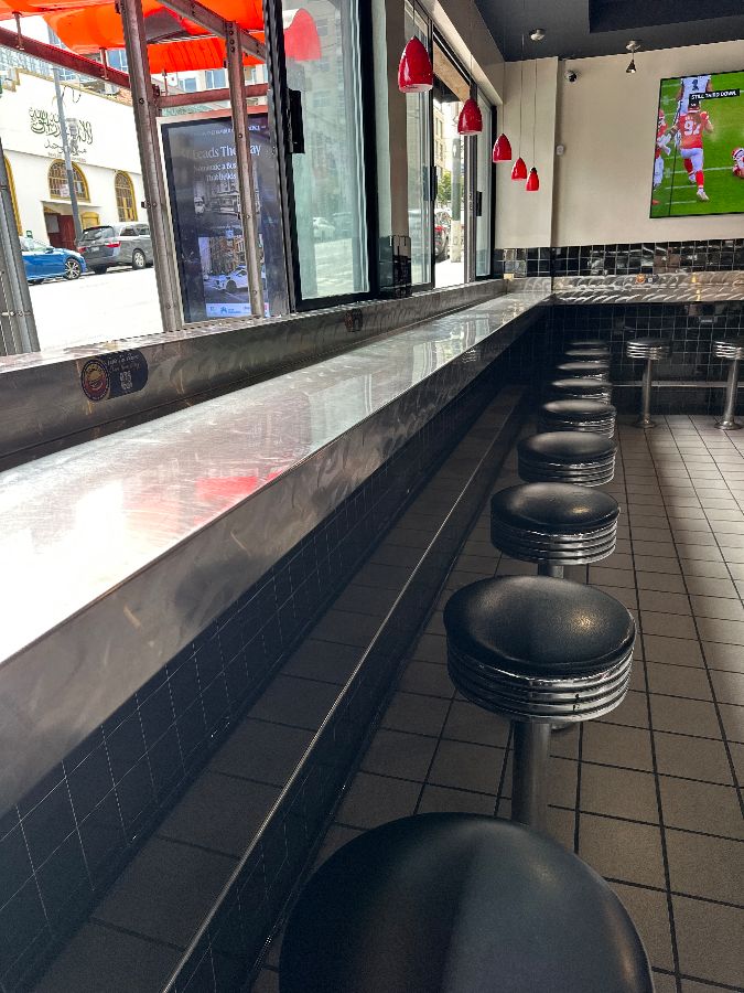 스테인리스 스틸 바 테이블과 검은색 스툴