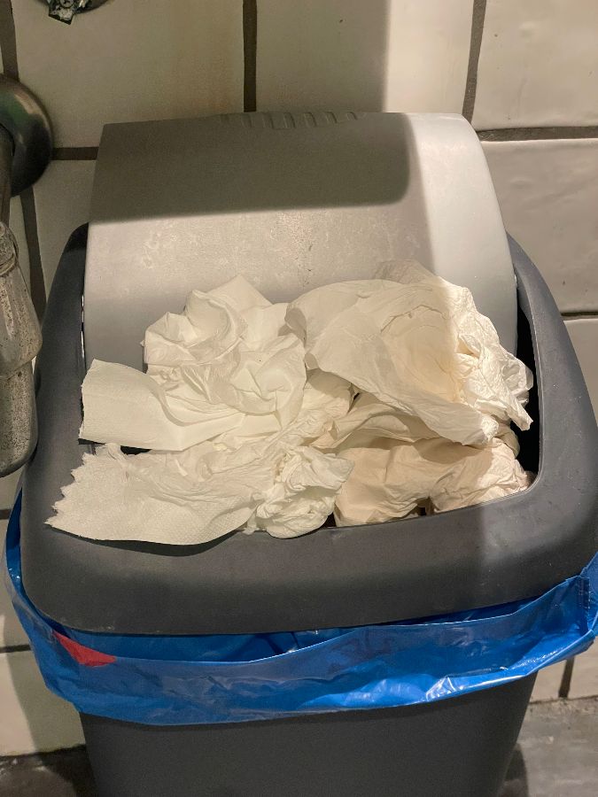 관리가 필요한 화장실 휴지통