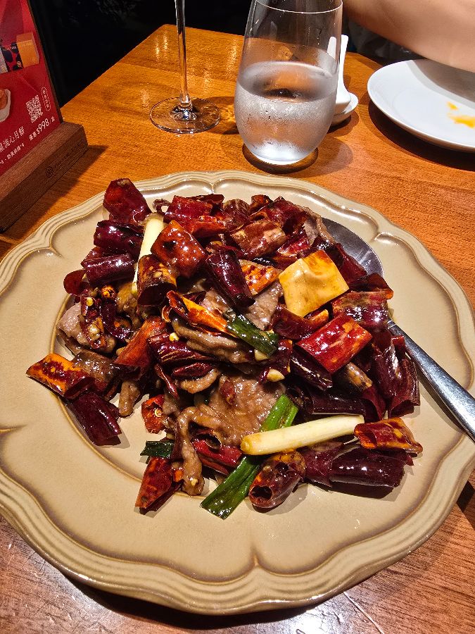 매콤한 향이 코를 찌르는 요리