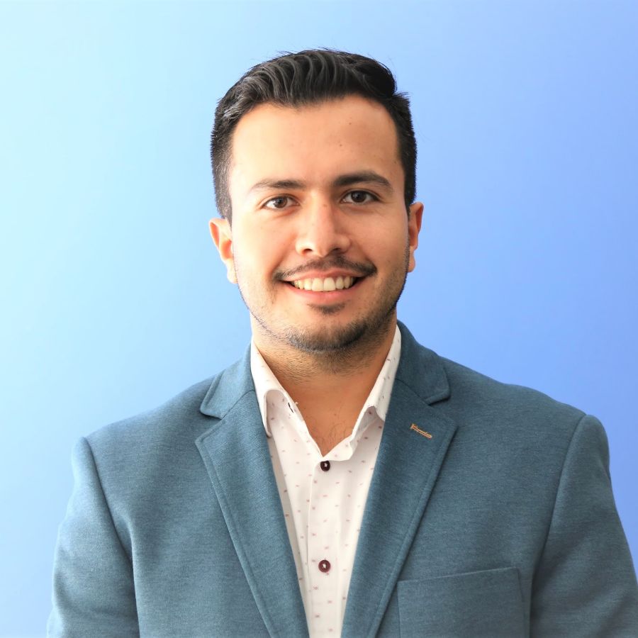 밝게 웃는 남성