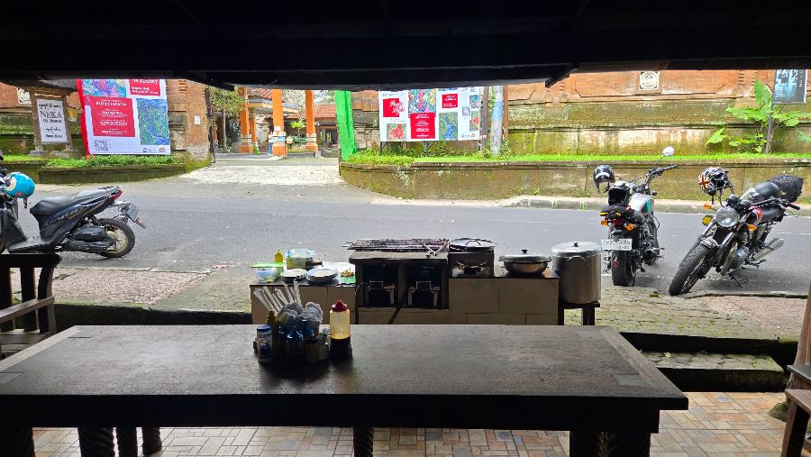 누르스 와룽 내부 모습