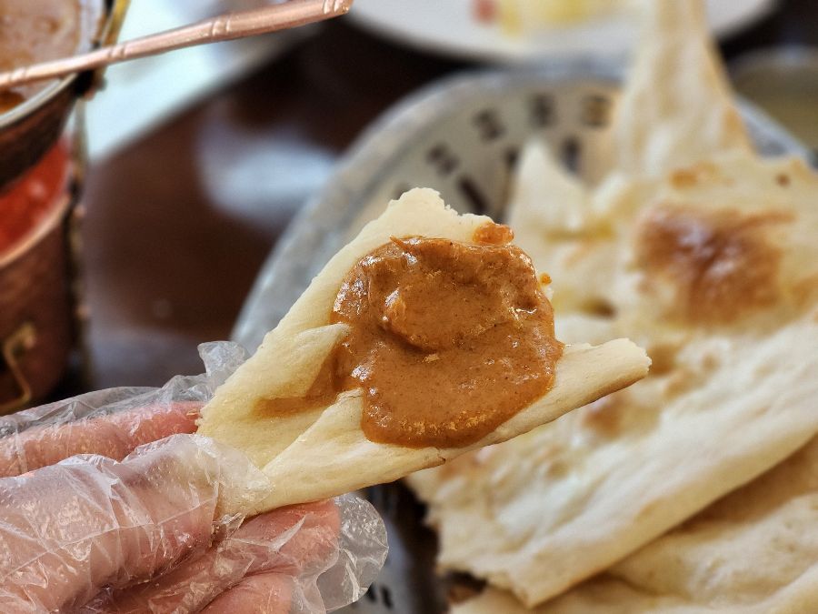 커리를 찍어먹음직스러운 난