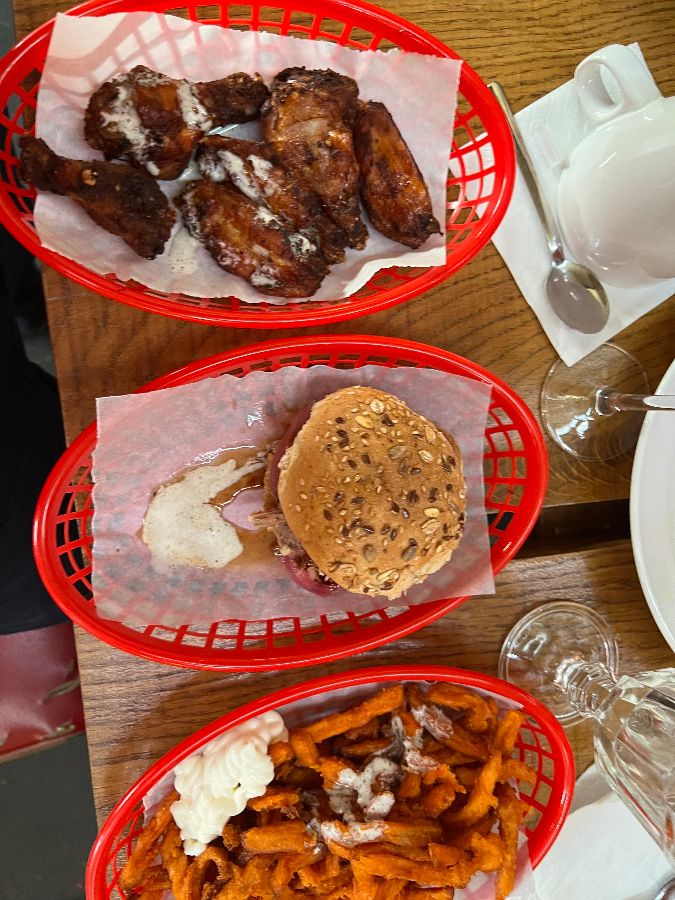 다양한 메뉴가 담긴 먹음직스러운 음식 사진