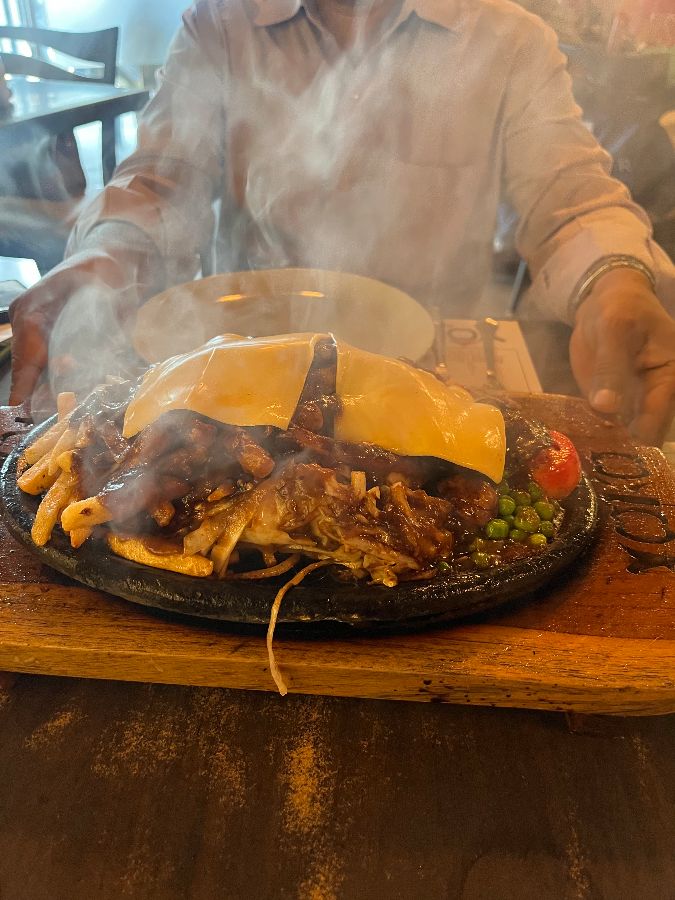 치즈가 듬뿍 올려진 시즐러