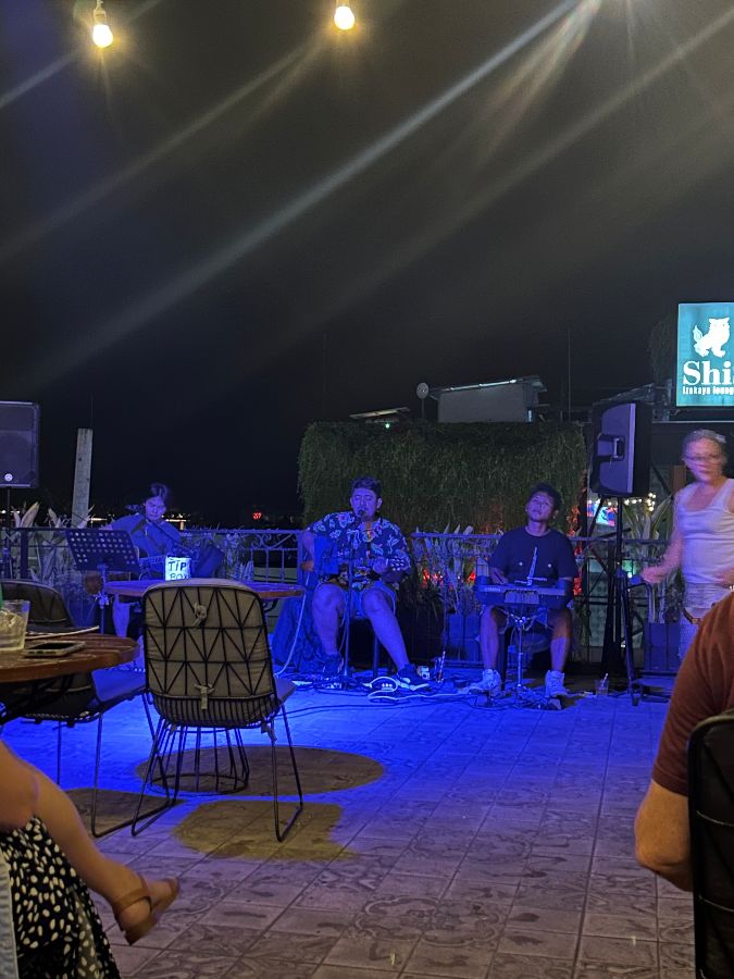 라이브 공연을 하는 밴드의 모습