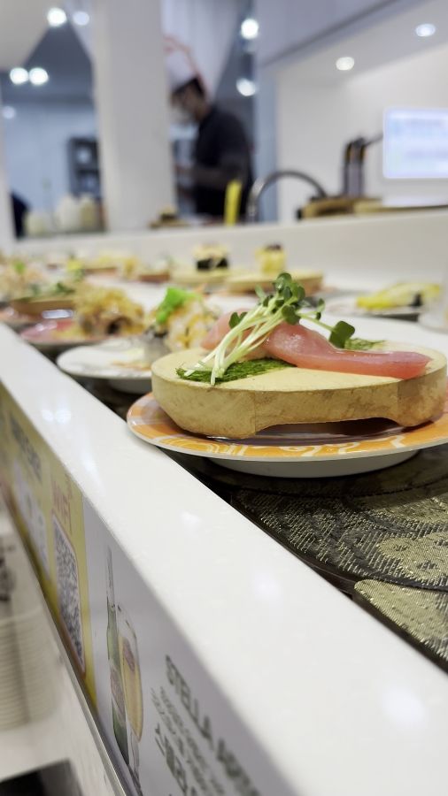 회전 레일 위를 돌아가는 초밥