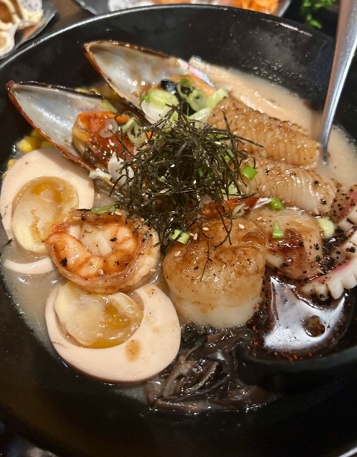 해산물이 가득 들어간 해물 라멘