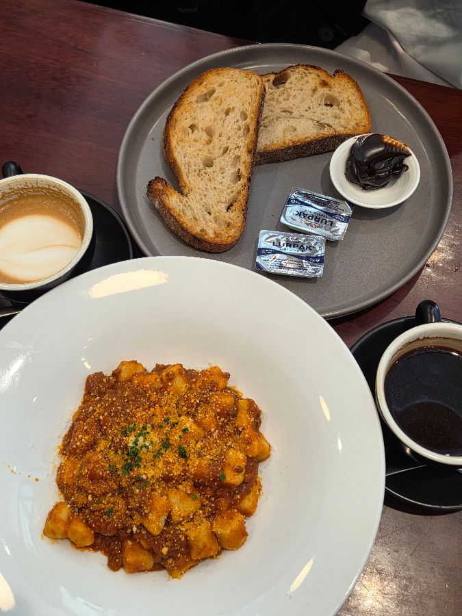 라구 뇨끼와 베지마이트 토스트