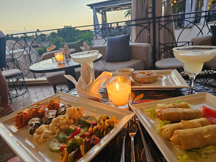 테라스에서 즐기는 저녁 식사