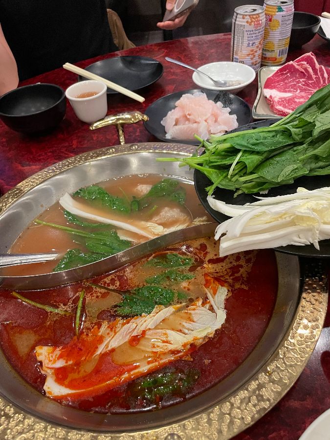 핫팟에 야채를 넣는 모습