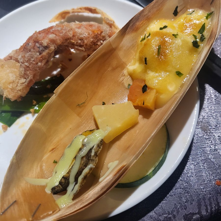 독특한 비주얼의 해산물 요리