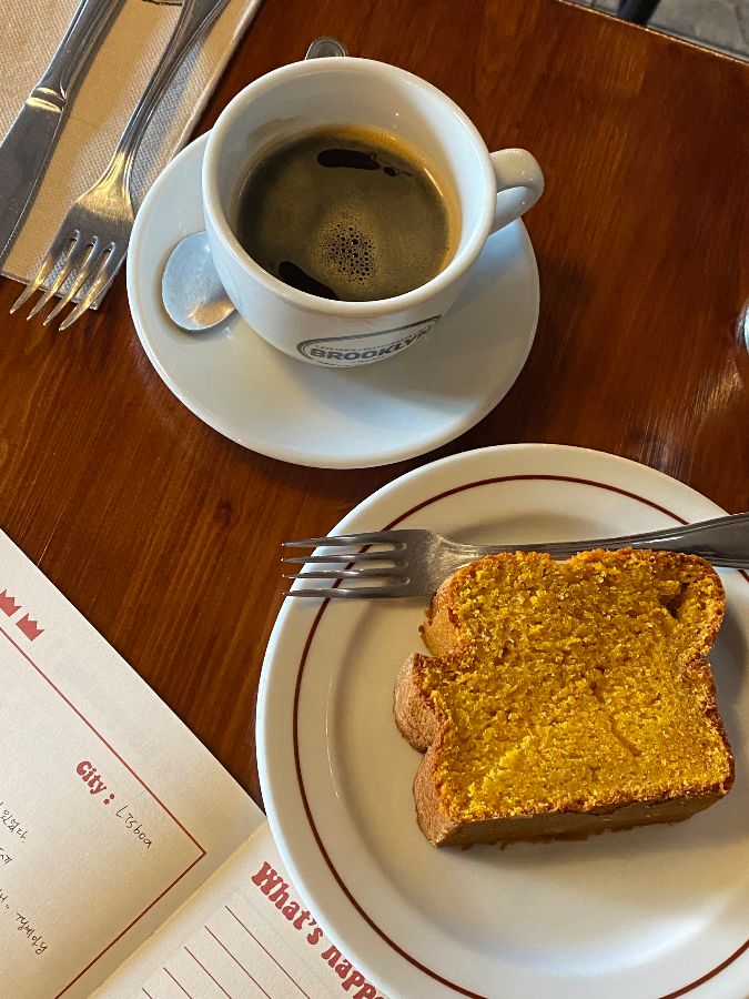 고구마 파운드 케이크와 커피