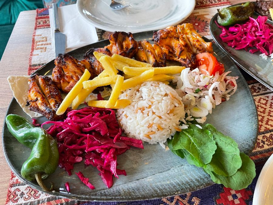 다채로운 색감의 치킨 케밥