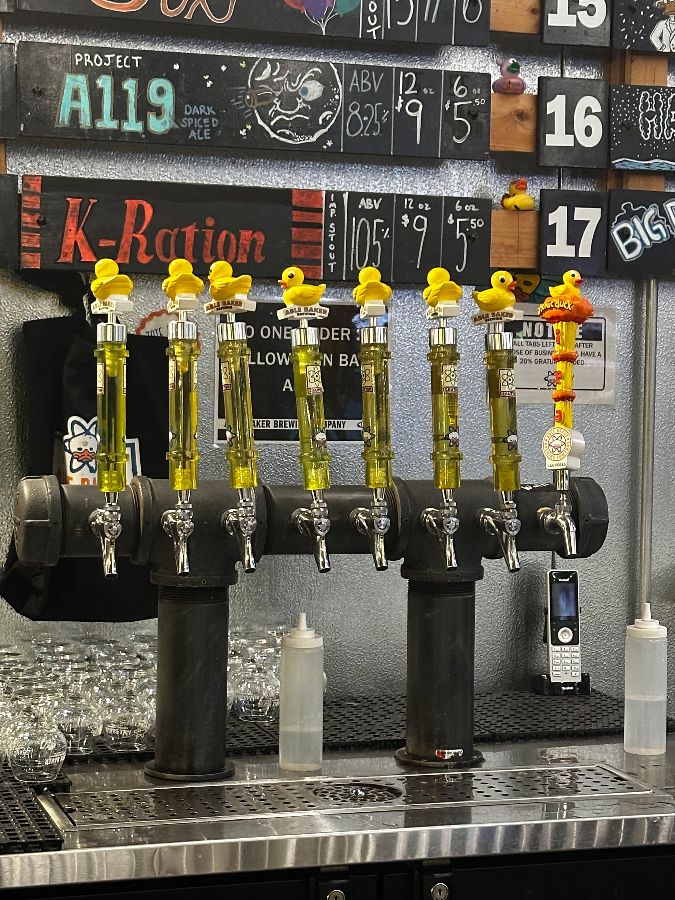 맥주 탭에 장식된 오리 인형들