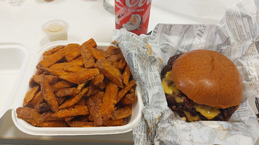 No Sense의 스매시 버거와 고구마튀김