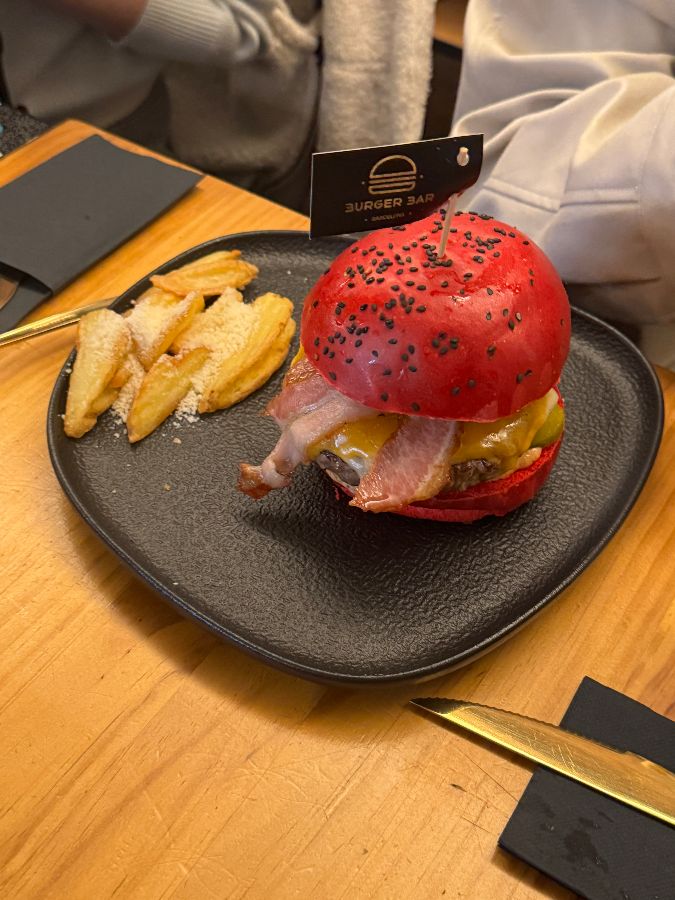 빨간 빵이 독특한 버거