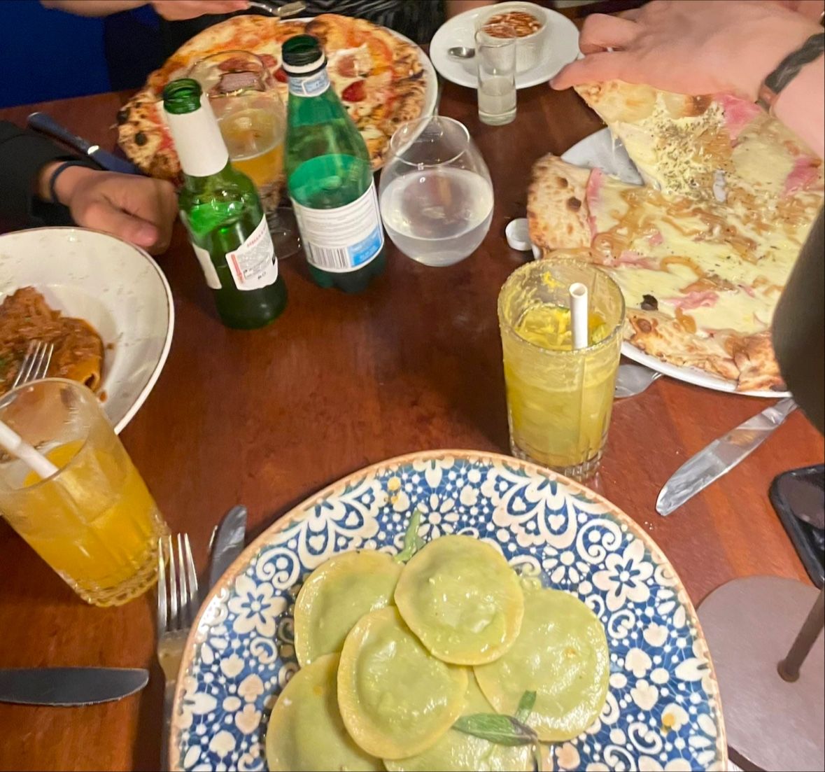 Zona K 테이블 위 가득 차려진 음식