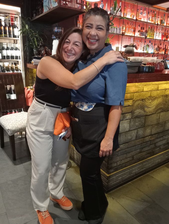 친절한 직원과 함께 기념사진을 찍는 손님