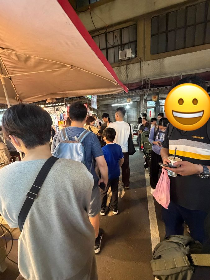 모찌를 사기 위해 길게 늘어선 줄