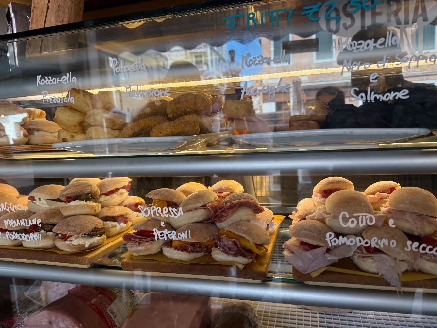 오스테리아 아이 푸니 앞 운하