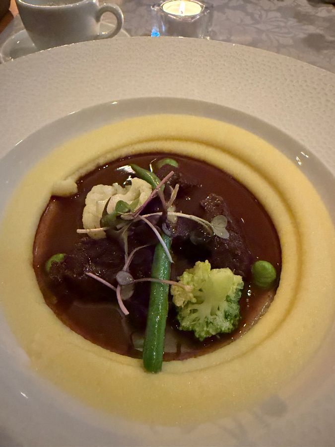 정갈하게 담겨 나온 비프 부르기뇽