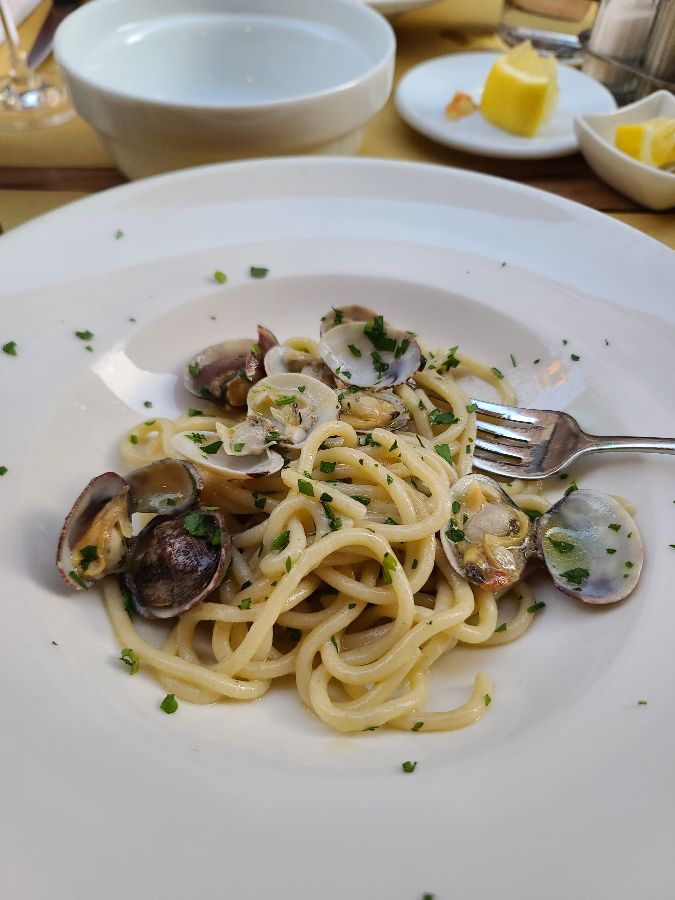 접시에 담긴 봉골레 파스타